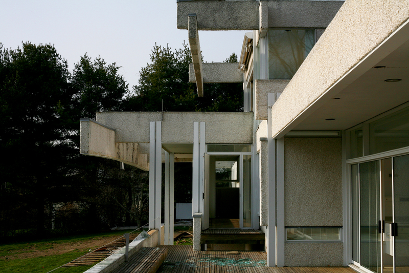 Illustration for article titled The Faded Glory of Dilapidated Modernist Homes